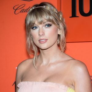 Taylor Swift überrascht beim Konzert ihres Verlobten Travis