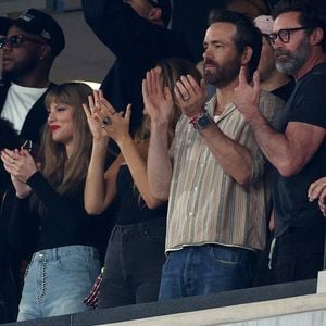 NFL-Spiel mit Taylor? Ryan Reynolds & Hugh sind sofort dabei