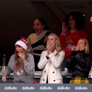 Mit Papa: Taylor Swift bringt ganze Crew zum Chiefs-Spiel