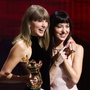 Taylor Swift überrascht Dakota Johnson bei SNL-Geburtstag