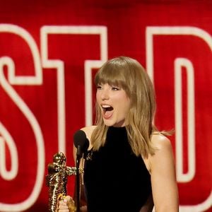 Taylor Swift widmet Dolly Parton ihren VMAs-Hauptpreis