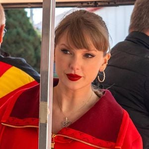 Taylor Swift spendet 100.000 Dollar an krebskranken Fan