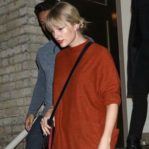 TayTay, Kylie & Co: Diese Stars setzen auf Sweater-Kleider!