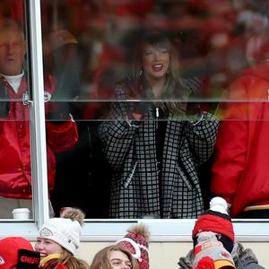 Taylor Swift glänzt bei Spiel von Freund Travis in Chanel