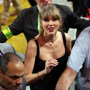 Taylor Swift scherzt über Super-Bowl-Partynacht mit Eltern