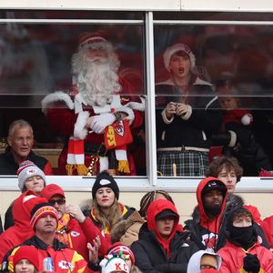 Taylor Swift mit mysteriösem Weihnachtsmann bei Chiefs-Spiel