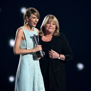 Taylor Swift und Mama Andrea teilen süßen Moment nach Show
