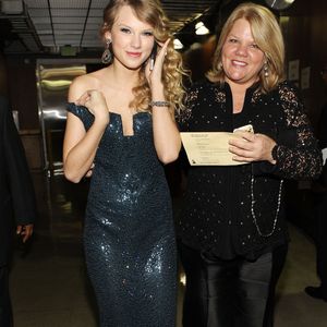 Krebs-Diagnose: Taylor Swifts Mutter ist schwer erkrankt!