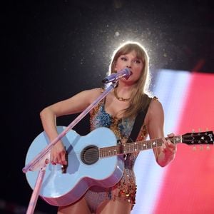 Für so viel wurde Taylor Swifts zerstörte Gitarre verkauft