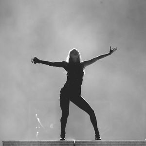 Taylor-Swift-Konzert: Fans kämpfen sich durch Unwetter!