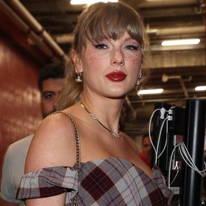 Taylor Swift feuert Travis mit goldenen Sommersprossen an