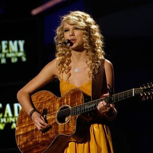 Taylor Swift löst Rätsel um Logikfehler in "Our Song"-Text