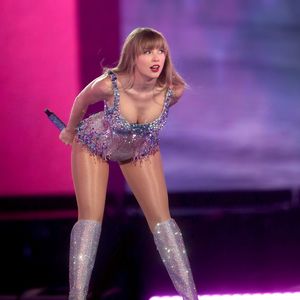 Taylor Swift bei Konzert verwirrt: Piano spielt von selbst!
