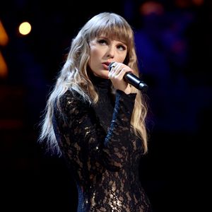 Und schon wieder: Fans bewerfen Taylor Swift mit Armreifen