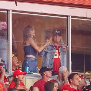 Taylor Swift teilt süßen Moment mit Travis Kelces Mutter