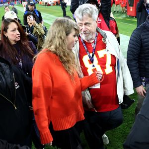 "Liebenswürdig": Travis Kelces Papa schwärmt von Taylor!
