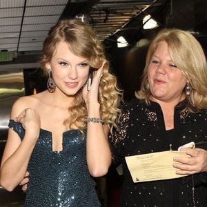 So reagierte Taylor Swifts Mama auf gewagten Song "Wood"