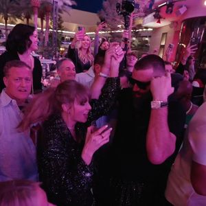 Beim Coachella: Taylor Swift und Travis feiern ausgelassen!