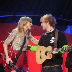 Welche Promi-Kollegin pudert hier Ed Sheeran ein?