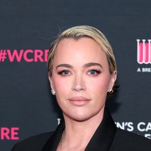 Teddi Mellencamp darf ihrem Vater den Icon Award überreichen