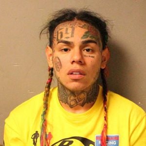 Schussverletzung: Frau verklagt 6ix9ine auf 140 Mio. Euro