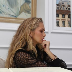 Kurven-Star: Teresa Palmer stylisch mit süßer Baby-Kugel!
