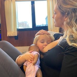 Intimes Bild: Teresa Palmer stillt ihre Tochter (21 Monate)