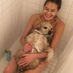 Hier duscht "Desperate Housewives"-Teri mit ihrem Hund