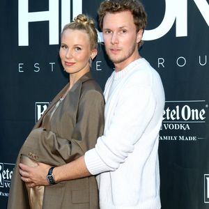 So rund: Barron Hiltons Frau zeigt stolz ihren XXL-Babybauch