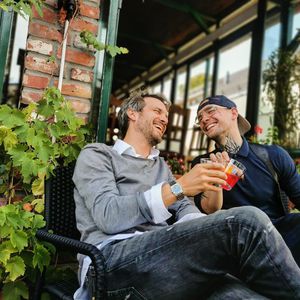 Thaddäus Meilinger und Eric Stehfest witzeln über GZSZ-Fehde