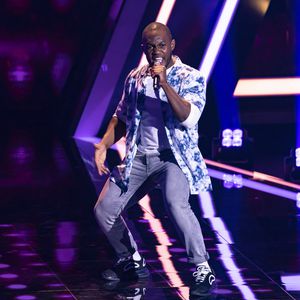Vierer-Buzzer: "The Voice"-Kandidat singt Song auf Swahili