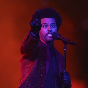 The Weeknd wird von einem Fan auf der Konzertbühne belästigt