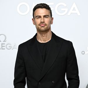Theo James verkündet bei den Emmys Geburt des zweiten Kindes