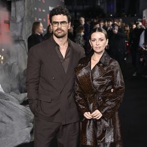 Selten: Theo James kommt mit Ehefrau Ruth zu seiner Premiere