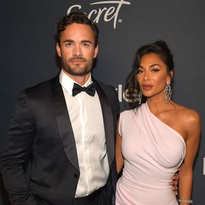 Romantisch: Nicole Scherzinger und Thom knutschen im Regen!