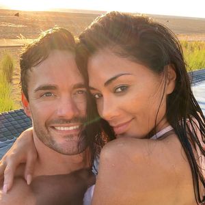 Hier turteln Thom Evans und Nicole Scherzinger innig im Pool