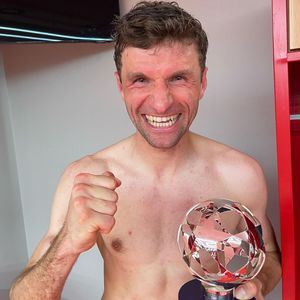 "Nicht sehr haarig": Thomas Müller zeigt seine nackte Brust!