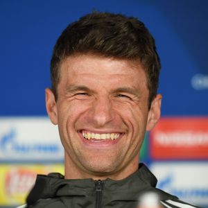 Thomas Müller veräppelt sich nach Kung-Fu-Tritt selbst!