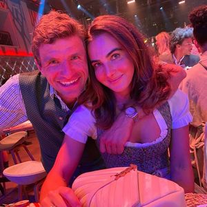 So happy! Thomas Müller feiert Meisterschaft mit seiner Lisa