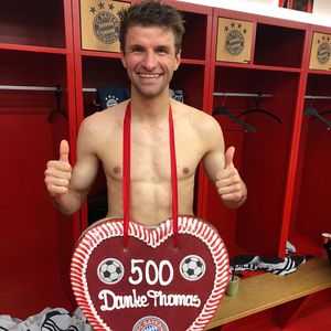 500. Spiel: Thomas Müller posiert nackt mit Lebkuchenherz