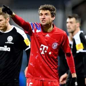 Zweitligist kickt Bayern: Thomas Müller fährt Reporterin an