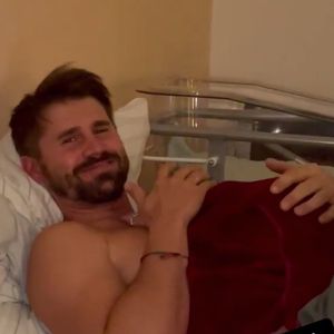 Baby im Arm: Thore Schölermann guckt "The Voice" in Klinik