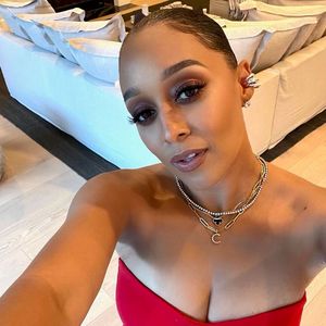 Tia Mowry macht ein Selfie