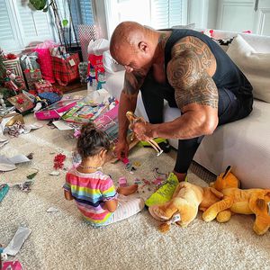 Ganz zahm: Hier spielt "The Rock" mit seiner Tochter Tiana