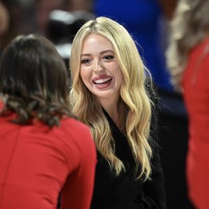 Tiffany Trump präsentiert ihren Babybauch im eleganten Kleid