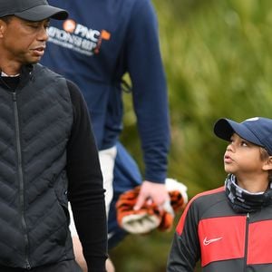 Wie der Vater: Tiger Woods und sein Sohn Charlie beim Golfen