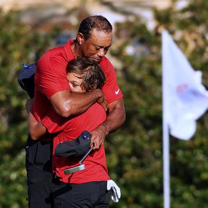 Nach Horror-Crash: Tiger Woods spielt Golfturnier mit Sohn