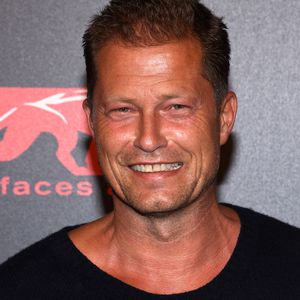Til Schweiger beweist Single-Humor – und macht auf Bachelor!