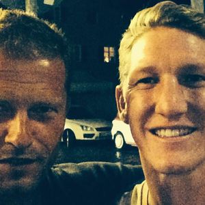 Bromance-Selfie: Schweiger & Schweini auf Tour