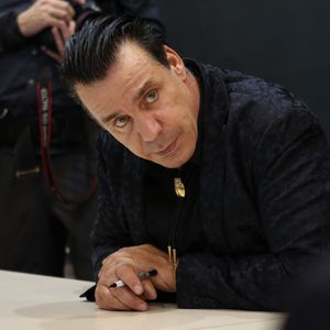 Ekel-Video: Till Lindemann mit gelöstem Daumennagel